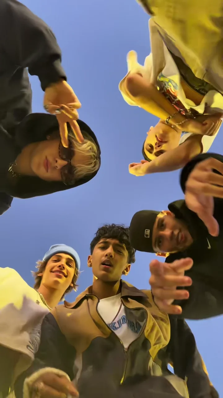 Check Your Mi Chico Dance Result: Five Faces, the Selfie and the Routine