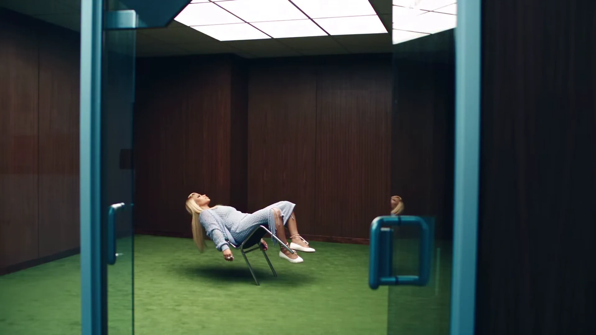 The Floating Chair AI Trend Explained: How the Effect Is Made
